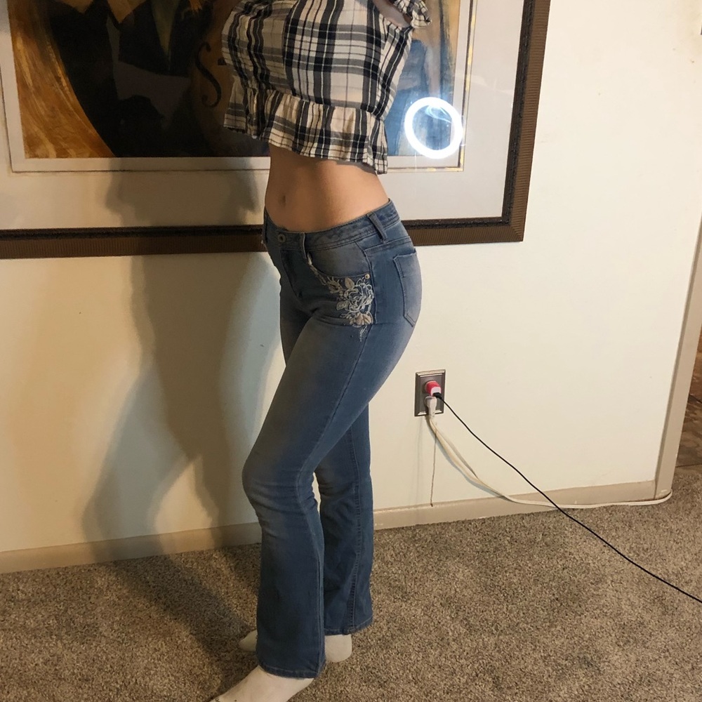 Low rise blue jeans with floral